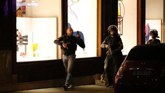 Patrullas en París después del tiroteo. 