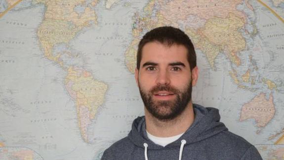 El profesor Javier Mur, en un aula del colegio Minten de Monzón, Huesca. 