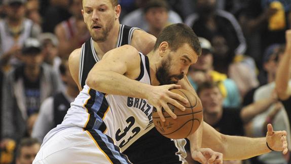 Marc Gasol con David Lee durante el partido.