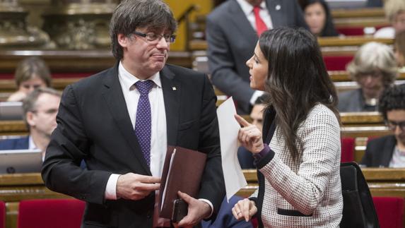 El presidente de la Generalitat de Cataluña, Carles Puigdemont, habla con la líder de Ciudadanos, Inés Arrimadas.