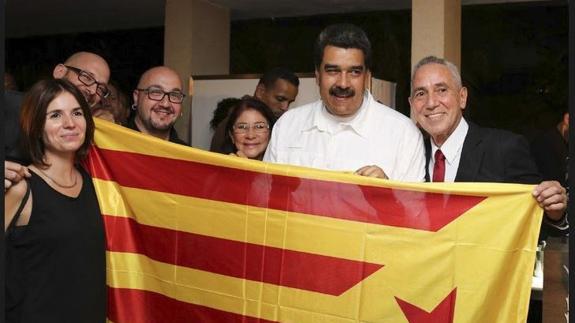 Nicolás Maduro se fotografía junto a activistas independentistas con una 'estelada'.