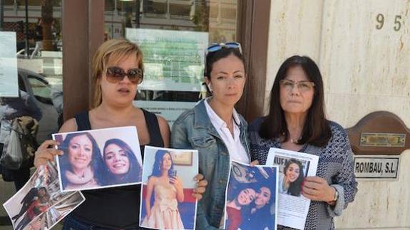 Tamara Romero, María del Valle Rico y Teresa Montero, con fotos de la pareja en Torrox.