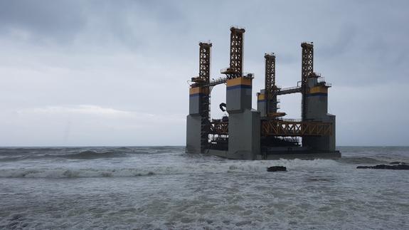 Encalla la plataforma aparecida a la deriva en Benalmádena.