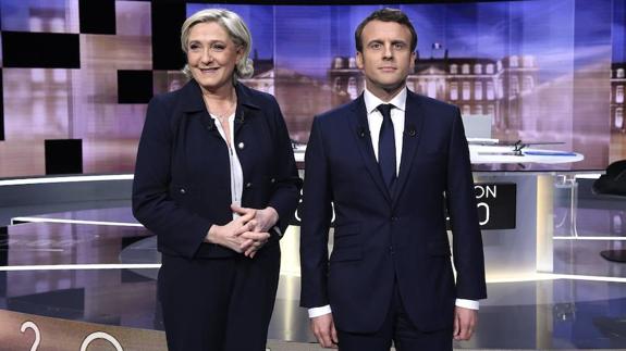Le Pen (i) y Macron posan antes del debate. 