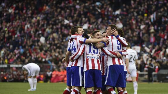 Los jugadores del Atlético celebran uno de los cuatro goles. 