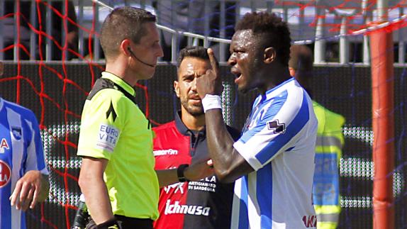 Muntari discute con un árbitro. 