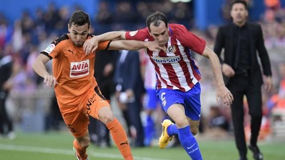 Diego Godín en pugna con Escalante durante el partido ante el Eibar. 