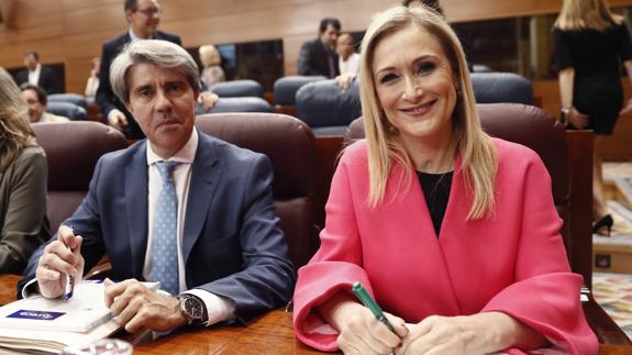 Cristina Cifuentes al inicio del pleno de la Asamblea de Madrid.