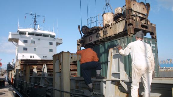 Estibadores trabajando en el Puerto de Bilbao.