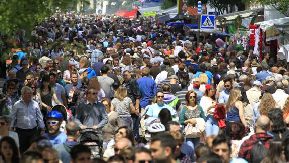 Miles de ciudadanos y turistas acuden a la Pradera de San Isidro madrileña. 