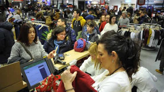 Gente comprando en las últimas rebajas. 