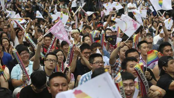 Ciudadanos celebran la decisión ante el Parlamento de Taipei (Taiwán). 