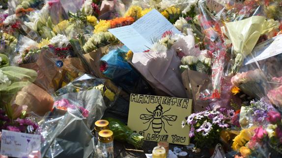 Flores y mensajes de apoyo sirven de homenaje a las víctimas de Mánchester.