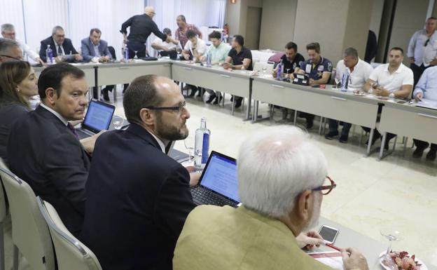 Reunión de los sindicatos y la patronal.