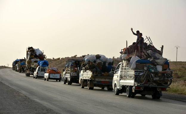 Civiles abandonan la ciudad siria de Raqa.