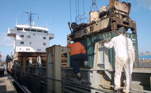 Estibadores trabajando en el Puerto de Bilbao.