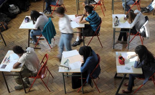 Estudiantes, durante un examen. 