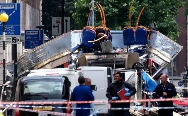 Aspecto en el que quedó uno de los autobuses atacados en Londres en julio de 2005.