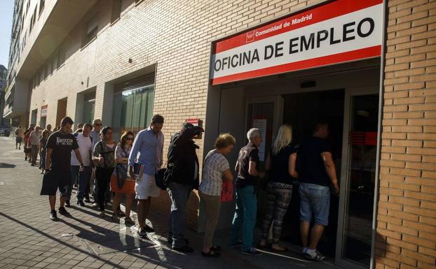 Cola para entrar en una oficina de empleo.