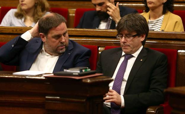 Carles Puigdemont junto al vicepresidente Oriol Junqueras.