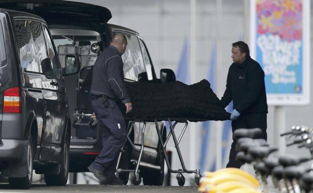 Traslado del cuerpo de una de las victimas mortales del atentado terrorista en la estación de metro de Maalbeek. 