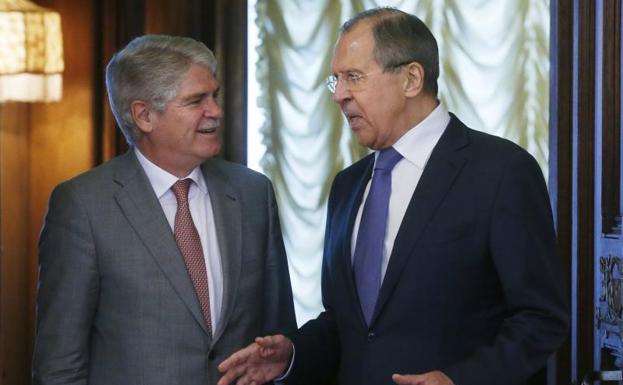 El ministro de Exteriores ruso, Serguéi Lavrov (dcha), recibe a su homólogo español, Alfonso Dastis.