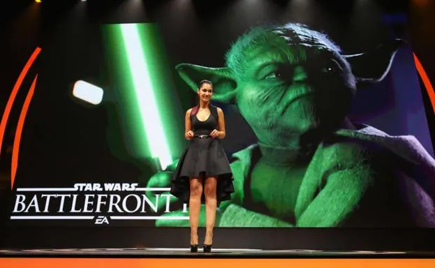 La actriz Janina Gavankar, presentando el 'Star Wars: Battlefront II'.