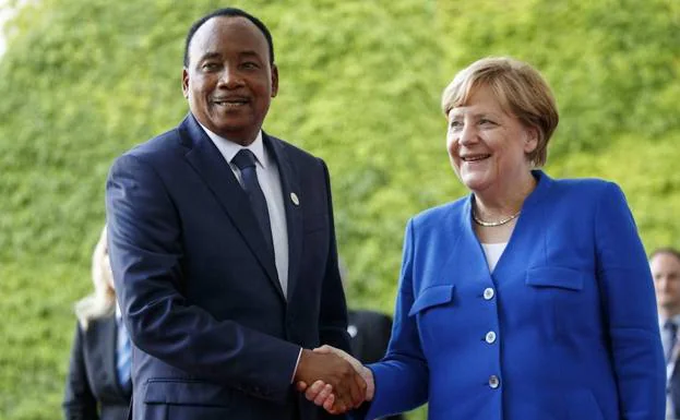 Merkel (d) recibe al presidente de Nigeria. 