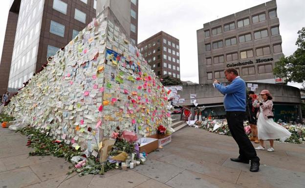 Cartas y mensajes en memoria de las víctimas.