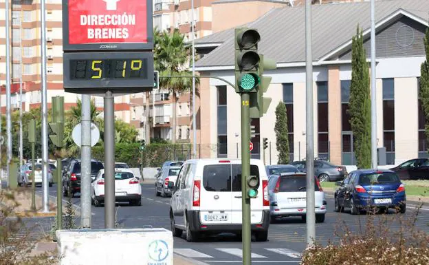 Un termómetro marca la temperatura en Sevilla. 