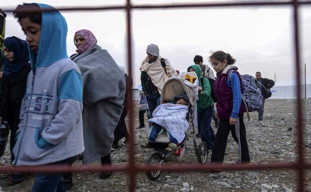 Refugiados a su llegada al campo de registro en la frontera entre Grecia y Macedonia. 