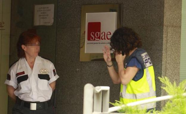 Registro policial en la sede de la SGAE.