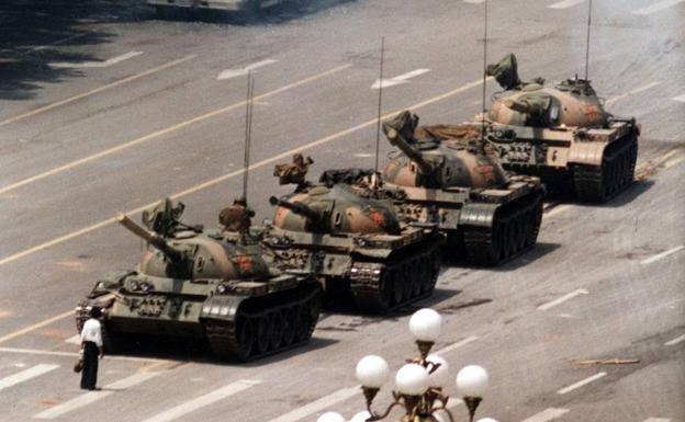 El estudiante frente a los tanques en la imagen de Tiananmen.