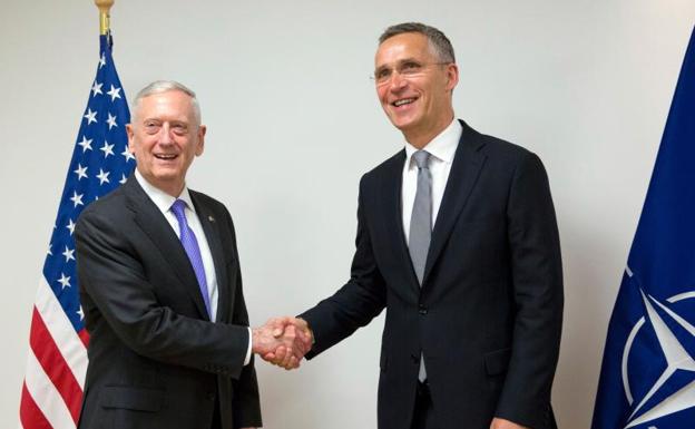 El jefe del Pentágono, Jim Mattis (i), saluda al secretario general de la OTAN, Jens Stoltenberg, en Bruselas.