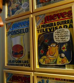 Un joven mira portadas de 'El Jueves' en una exposición. / EL NORTE
