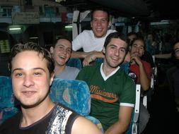 Un grupo de jóvenes, en el autobús que les transporta a las fiestas de una localidad riojana / ARCHIVO