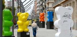 Imagen panorámica de los polémicos ositos de la Gran Vía, que formaban parte de la exposición 'Gominolas'. /ENRIQUE DEL RÍO