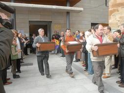 Las familias de tres hombres de la localidad riojana de Uruñuela./ALFREDO IGLESIAS