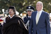 El Rey Juan Carlos y el líder de Libia, Muamar Al Gadafi, en el Palacio del Pardo. / ANGEL DÍAZ-EFE