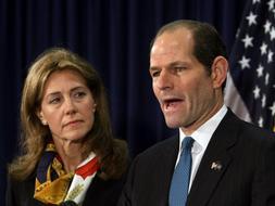 El gobernador de Nueva York, Eliot Spitzer, anuncia su dimisión a la prensa por su implicación en una red de prostitución. / T. A. CLARY-AFP