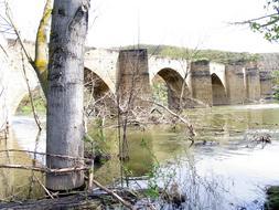 El deteriorado puente de Briñas. /L.R.