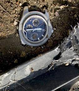 Reloj de uno de los ocupantes de los vehículos siniestrados, parado en la hora exacta en la que ocurrió el accidente. / J. M. VIDAL-EFE