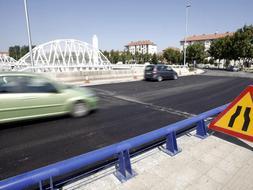 Los trabajos de asfaltado de la rotonda concluyeron ayer. En la imagen, circulación de vehículos al mediodía. /J. RODRÍGUEZ