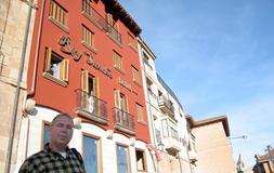 Sanz, Vallejo, Figuerola y Santo Domingo recorren una de las trece habitaciones del hotel. / A. IGLESIAS