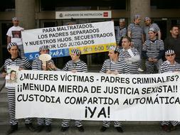 Miembros de 'SOS Papá' durante una sus protestas en Madrid. /EFE