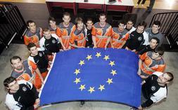 Los jugadores  del Naturhouse posan con  la bandera de las estrellas.  Su objetivo es el Viejo Continente. / J. HERREROS