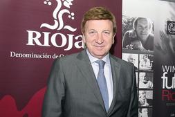 Víctor Pascual, presidente de la DOC Rioja, delante de un cartel del Wine Future. /JUAN MARÍN