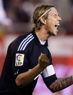 Guti festeja con Benzema el tercer gol del Real Madrid ::                             EFE