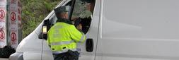 Tráfico primará 9 veces más al agente que multe una alcoholemia que al que auxilie a un herido