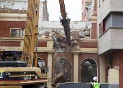 La demolición de la parte antigua del céntrico colegio llega en mitad de la polémica por derribos como el de la estación. ::                             MIGUEL HERREROS